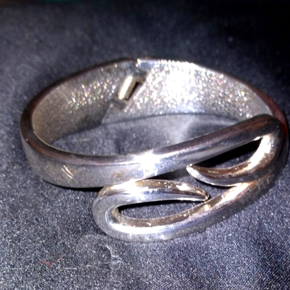 Silver-toned Curled Hook styled bracelet
